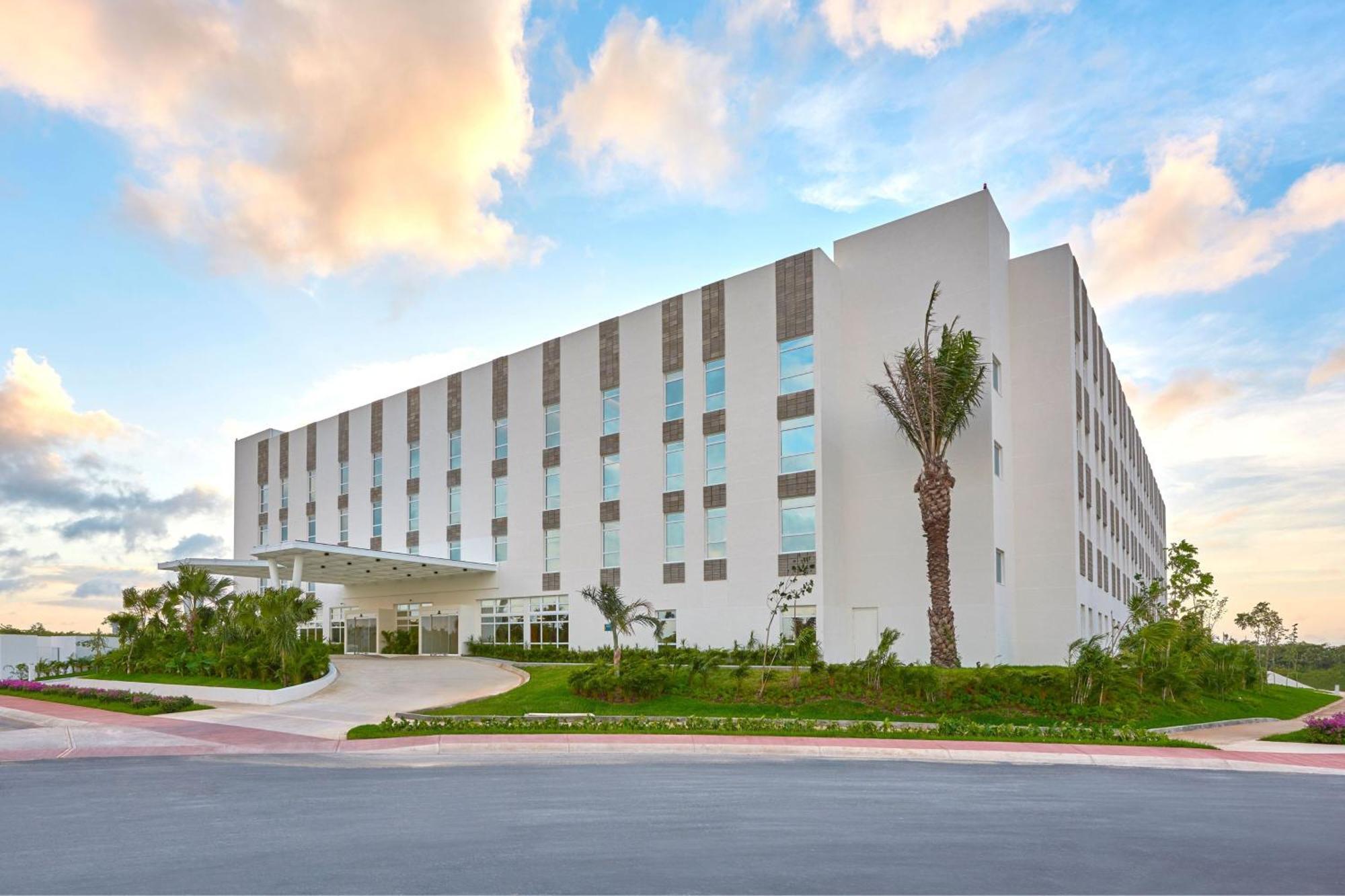 City Express Plus By Marriott Cancun Aeropuerto Riviera Ngoại thất bức ảnh