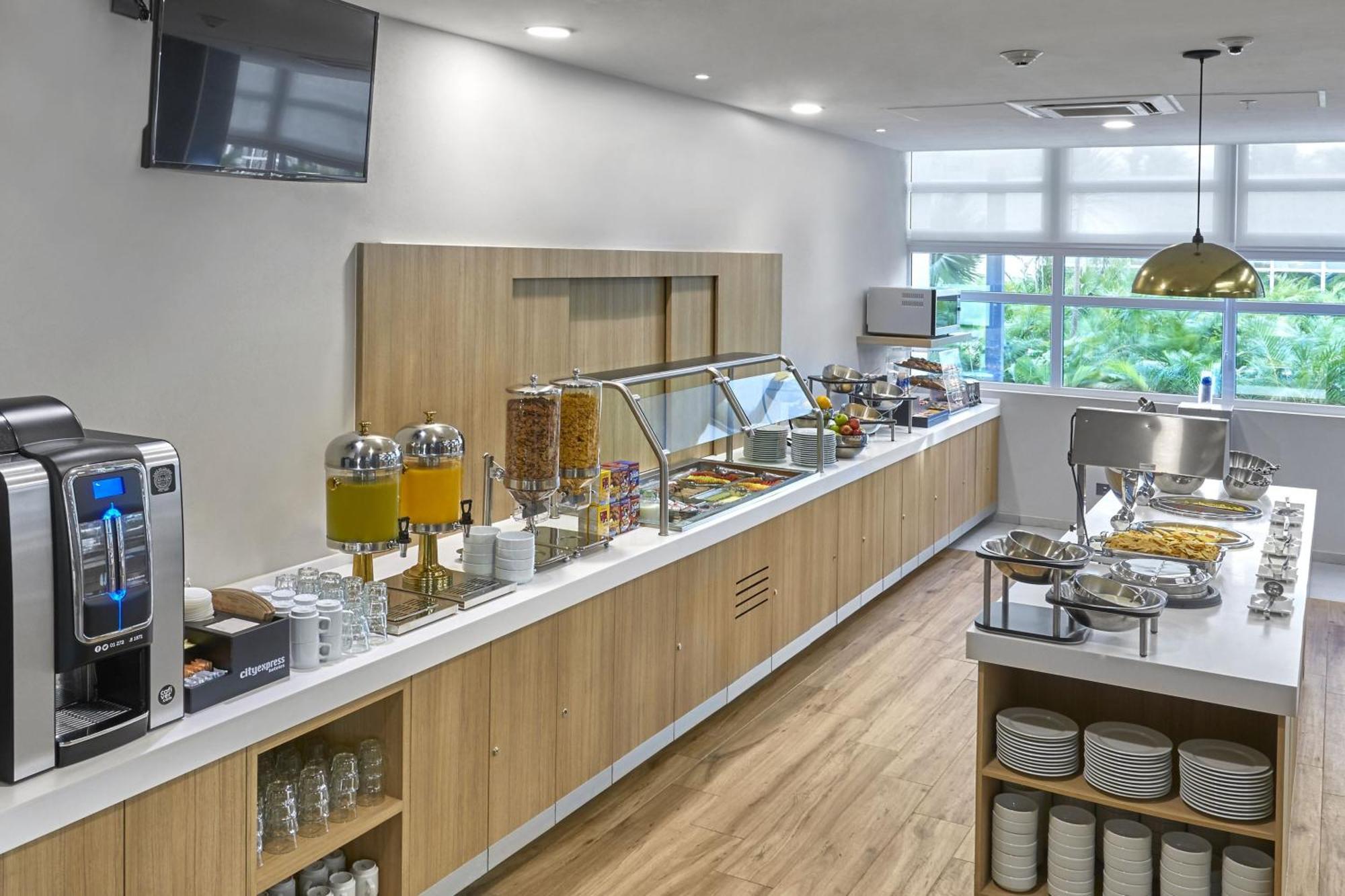 City Express Plus By Marriott Cancun Aeropuerto Riviera Ngoại thất bức ảnh